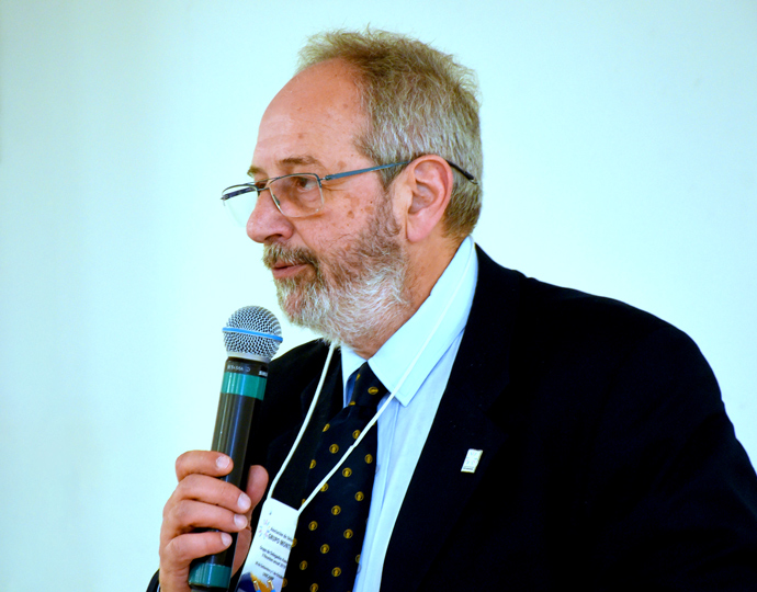 Álvaro Maglia, secretário executivo da AUGM, fala durante reunião de delegados assessores da Associação. Na foto, somente dele, está com microfone na mão.