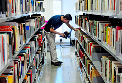 "Hoje em dia a biblioteca tem um papel de fazer com que as pessoas acessem a informação", afirma Oscar Eliel
