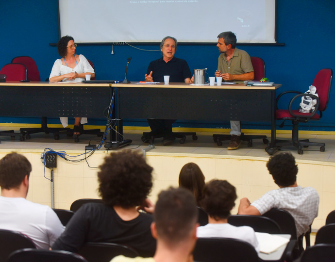 Natália Padovani, José Ricardo Ramalho e Gabriel Feltran compuseram a mesa "Nas fronteiras do Carandiru"