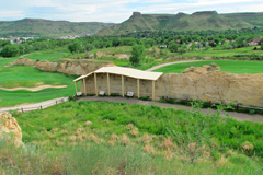 Campo de golfe e as antigas cavas de argila mostrando pegadas de Dinossauros e mamíferos, alem de restos de plantas. Ao fundo o Morro da Mesa (Table mountains), onde estão os basaltos Terciários Campo de golfe e as antigas cavas de argila mostrando pegadas de Dinossauros e mamíferos, alem de restos de plantas. Ao fundo o Morro da Mesa (Table mountains), onde estão os basaltos Terciários
