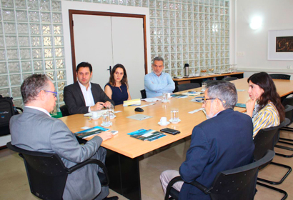 Reitor Marcelo Knobel recebeu representantes da Universidad Adolfo Ibañez (Chile)