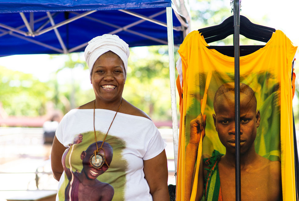 A artesã Cristiane Alves expõe seus produtos na praça do Ciclo Básico