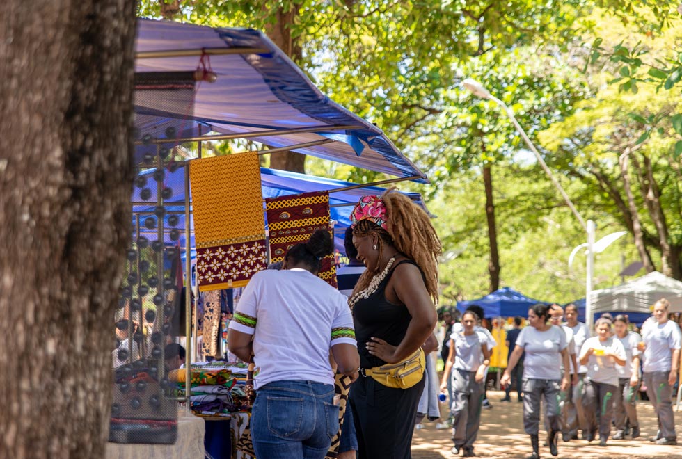 Feira atraiu público que passava pelo local Feira atraiu público que passava pelo local