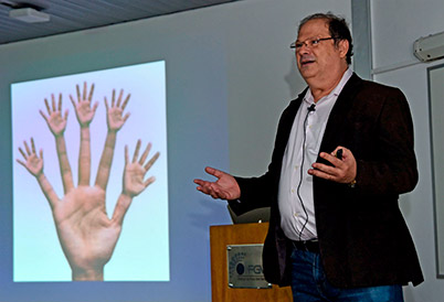 Douglas Galvão, professor do IFGW, explicou como os computadores evoluíram ao longo dos anos e quais as perspectivas abertas pela computação quântica