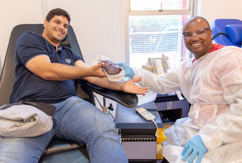 Doador de sangue durante procedimento 