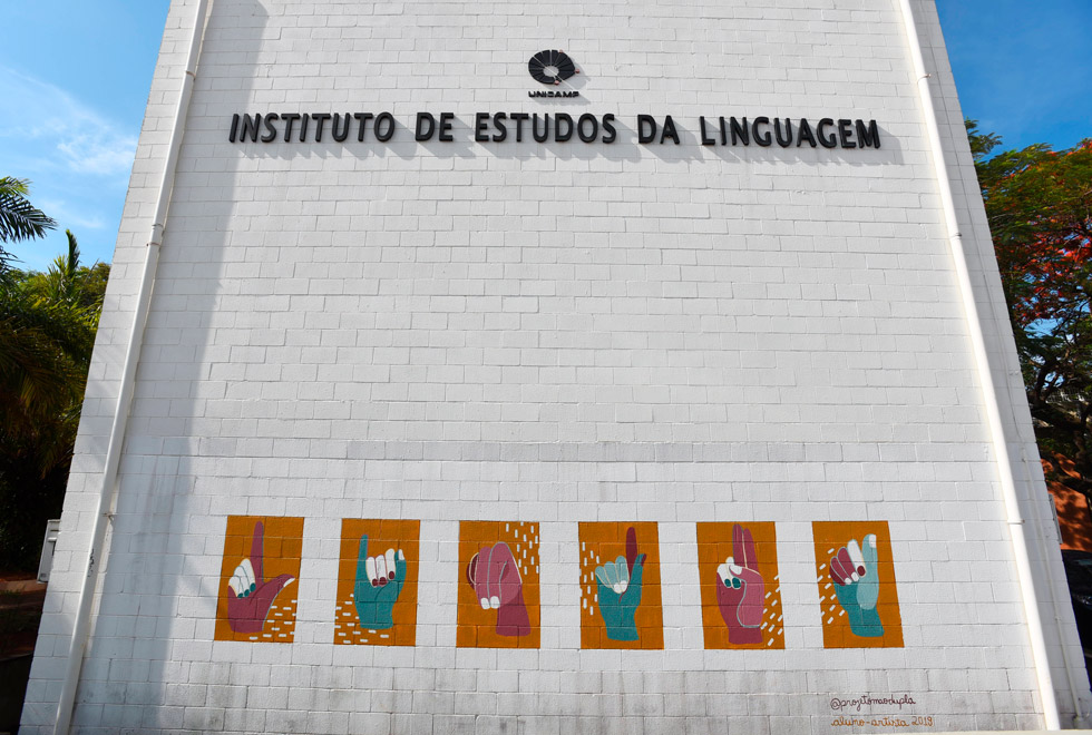 Mural põe em contraste as palavras "linguagem" e "língua"