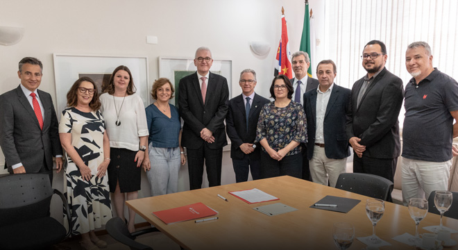 Representantes da Unicamp, UFPA e Santander no GR para a reunião de assinatura Representantes da Unicamp, UFPA e banco Santander tiram foto em pé todos juntos no Gabinete do Reitor