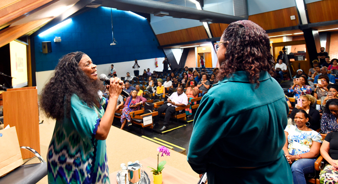 Zezé Motta interpreta "Senhora Liberdade" durante evento do Unicamp Afro