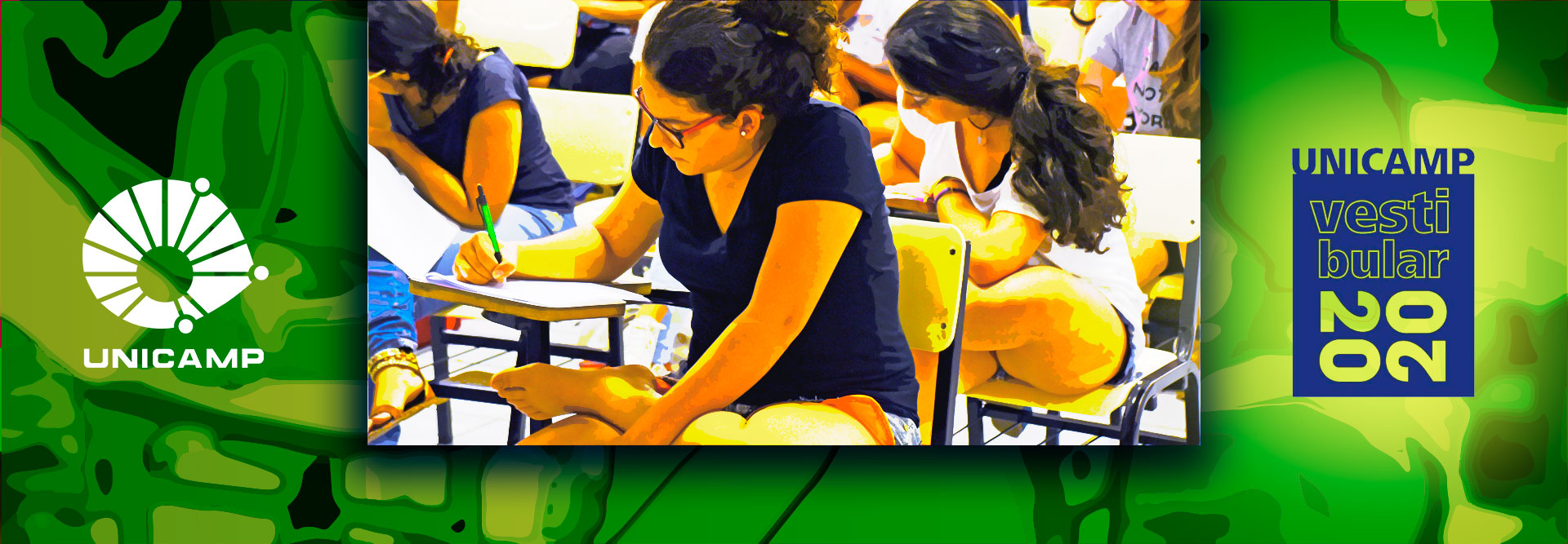 Candidatos nas provas do Vestibular 2019. Arte de Paulo Cavalheiro sobre foto de Antoninho Perri Audiodescrição: montagem com duas imagens, sendo a primeira em sala de aula, imagem em perspectiva e de corpo inteiro de duas jovens sentadas em carteira de braço que realizam prova escrita. Elas escrevem com a mão direita em folha de papel apoiada na carteira e mantêm cabeça baixada, concentradas na prova. Há outras pessoas ao redor delas também realizando prova. Está imagem está sobre posta a outra, abstrata e em tom verde. À direita, logo vestibular Unicamp 2020, e à esquerda, o da Unicamp. Imagem 1 de 1