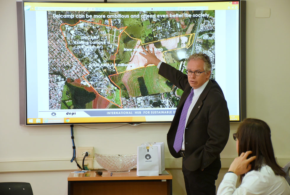 Marcelo Knobel apresenta à comitiva o Plano HIDS de crescimento sustentável da Unicamp