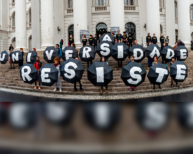 Estudantes e professores de universidades públicas protestam contra agressões e corte de verba na educação – Foto: UFPR via Facebook Estudantes e professores de universidades públicas protestam contra agressões e corte de verba na educação – Foto: UFPR via Facebook