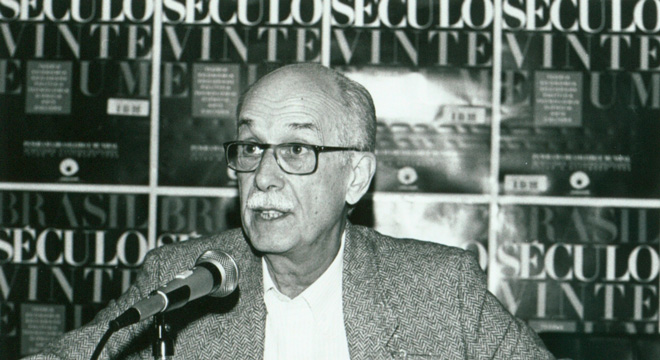 O crítico literário Antônio Cândido fala sobre “Cultura, produção e representação simbólica da sociedade” em “Brasil Século XXI”. Foto: Siarq/Unicamp O crítico literário Antônio Cândido fala sobre “Cultura, produção e representação simbólica da sociedade” em “Brasil Século XXI”. Foto: Siarq/Unicamp