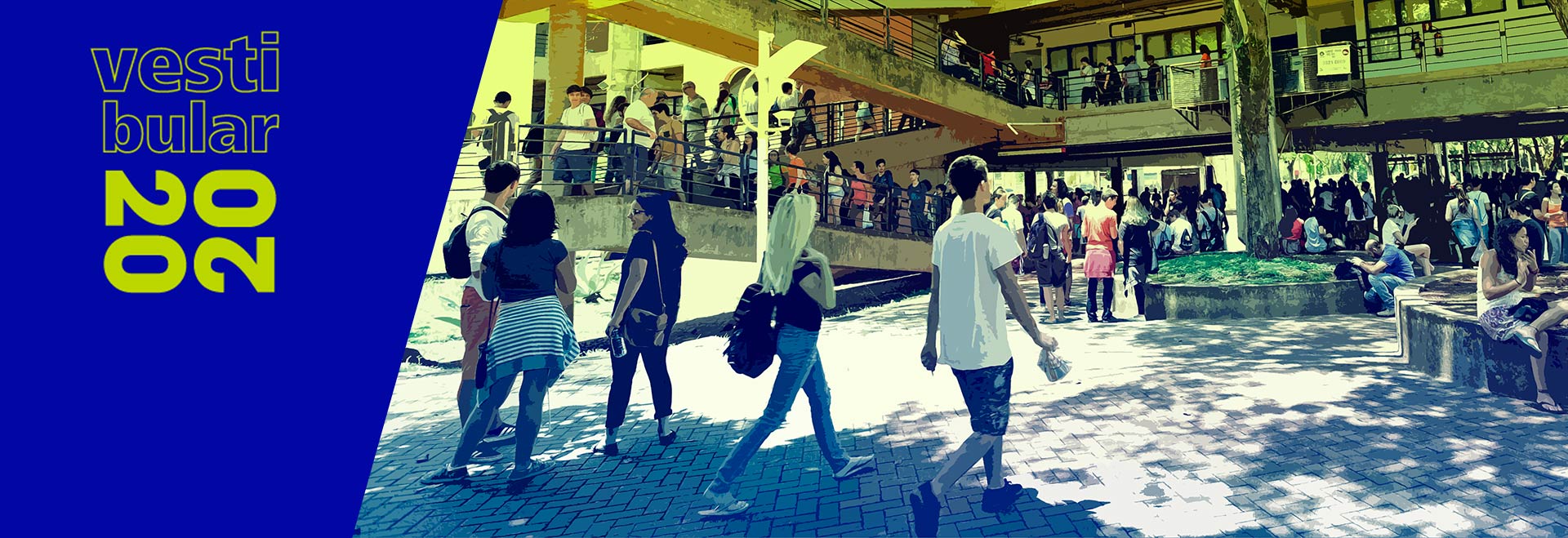 Vestibular Unicamp 2020 Audiodescrição: em amplo pátio sombreado, imagem em perspectiva e de corpo inteiro, dezenas de jovens em pé, alguns parados conversando e outros andando. Há um fluxo de pessoas que seguem na direção e sobre uma rampa em formato zigue-zague, com três níveis, feita de concreto, à esquerda. A rampa dá acesso à uma edificação. O piso do pátio é intertravado de concreto, e há uma árvore ao centro. A imagem tem efeito gráfico parecido a desenho. À esquerda, outra imagem onde sê lê Vestibular 2020. Imagem 1 de 1.