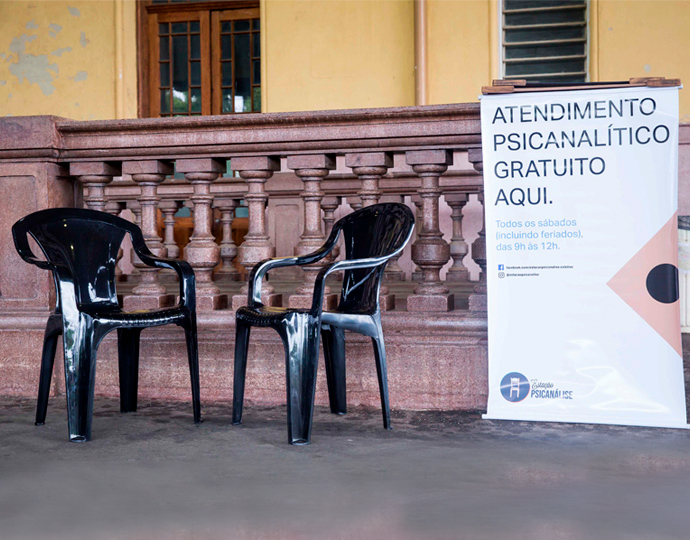 "Estação Psicanálise" envolve pesquisadores da Unicamp e de outras instituições e propõe reflexão sobre papel da psicanálise Foto mostra duas cadeiras pretas de plástico, dispostas em um ambiente da Estação Cultura de Campinas, ao lado de um banner com o texto "atendimento psicanalítico gratuito aqui". Clique enter para acessar