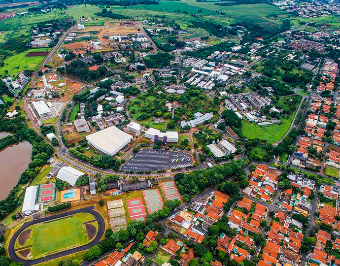 foto mostra uma vista aérea do câmpus da Unicamp em Barão Geraldo. Clique enter para acessar