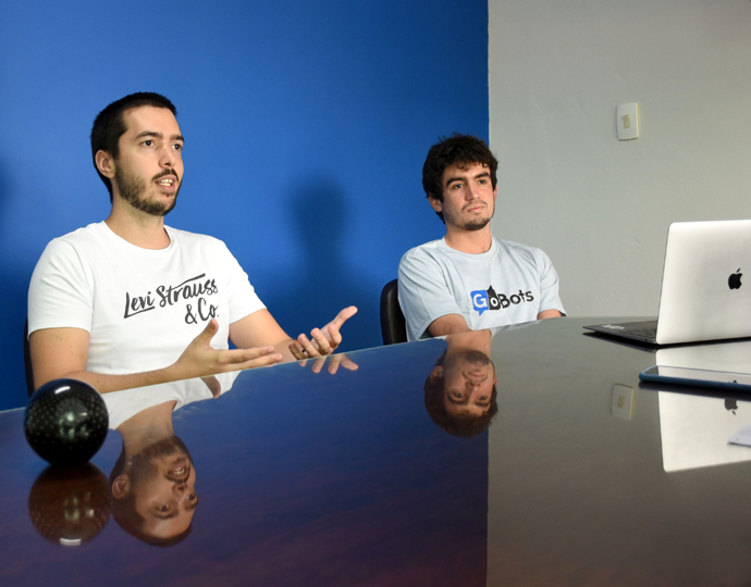 Sistema agiliza contato com clientes. Empresa também teve aprovado projeto PIPE-Fapesp em parceria com Unicamp Foto mostra, da esquerda para a direita, Samuel Birocchi e Victor Hochgreb. Eles estão sentados à mesa com um laptop à frente