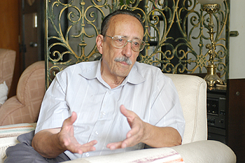 Unicamp perde Roberto Pinto de Moura Audiodescrição: Fotografia colorida. Em primeiro plano o psicanalista Roberto Pinto de Moura, usa óculos e está com bigode, veste camisa cinza. Sentado em uma poltrona branca, gesticula com as mãos, em entrevista. Tecle enter para acessar.