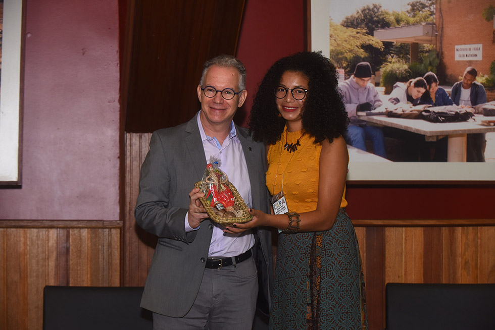 Reitor da Unicamp, Marcelo Knobel, recebe homenagem dos estudantes da UFPA audiodescrição: fotografia colorida. reitor da unicamp, marcelo knobel, posa para foto com estudante quilombola da universidade federal do pará. eles estão em pé e ela está entregando uma cesta com artigos dos povos amazônicos para o reitor.