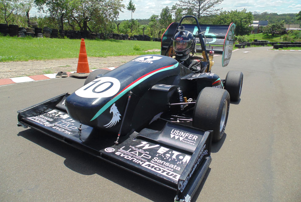 Carro da equipe, o F2019, foi construído com aço microligado ao nióbio foto mostra carro da equipe em close, parado, com a frente do carro em primeiro plano