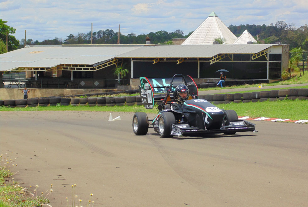 Equipe agora busca apoio de patrocinadores para a viagem aos EUA foto mostra carro da equipe na pista do autódromo, durante a corrida