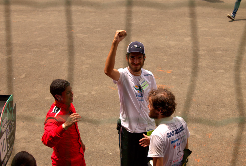 foto mostra renan rodrigues comemorando o resultado da prova com o punho para cima