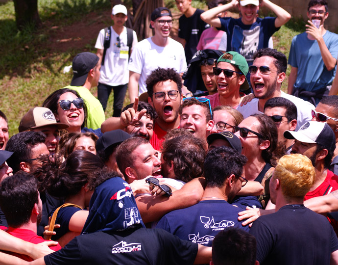 Vencedora nacional, FSAE Unicamp se prepara para disputa nos Estados Unidos foto mostra membros da equipe FSAE abraçados comemorando o resultado da competição