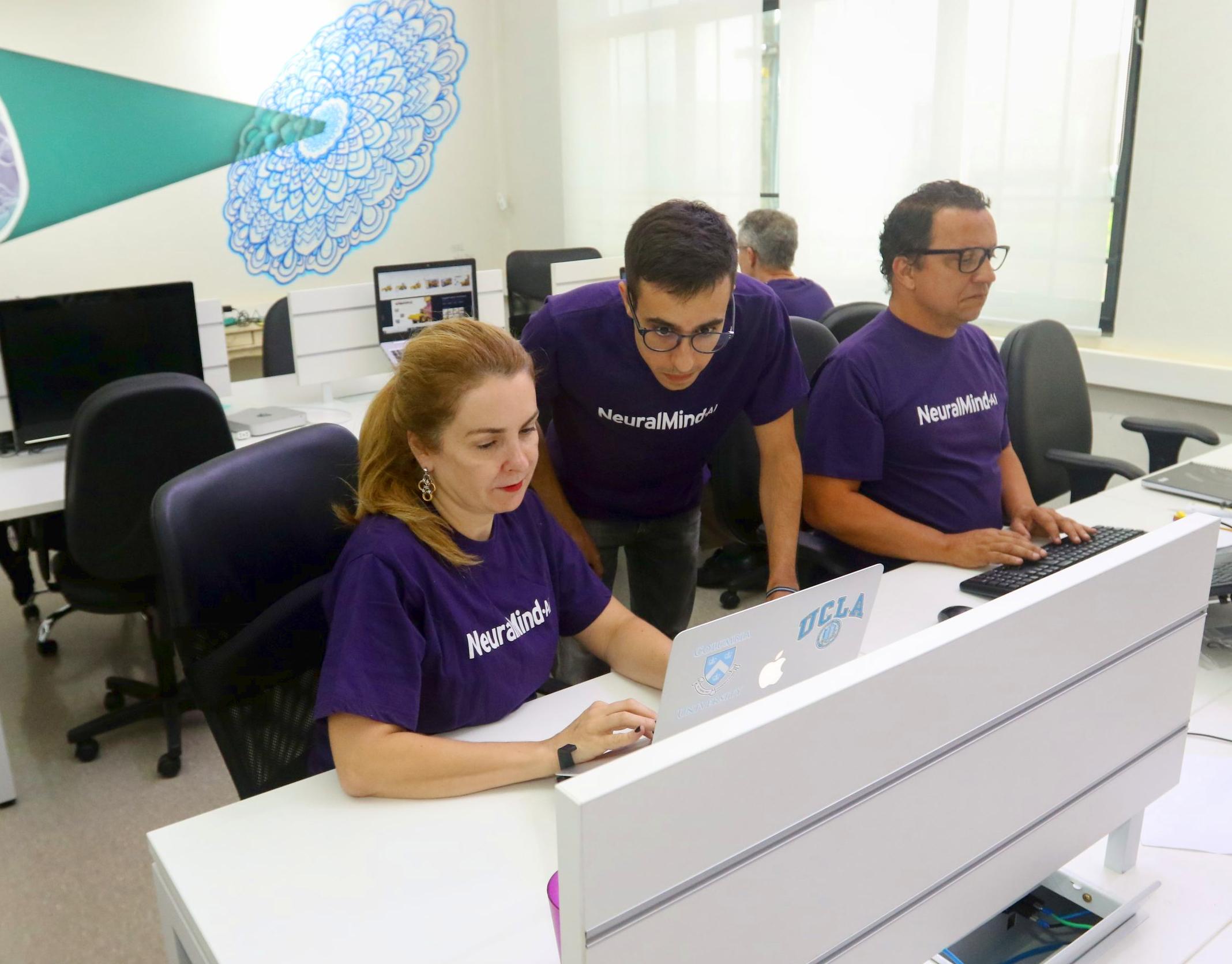 Empresa-filha da Unicamp, a NeuralMind disponibiliza de forma inédita e gratuita um algoritmo do Google no idioma português brasileiro Audiodescrição: Funcionários em escritório da empresa Neuralmind