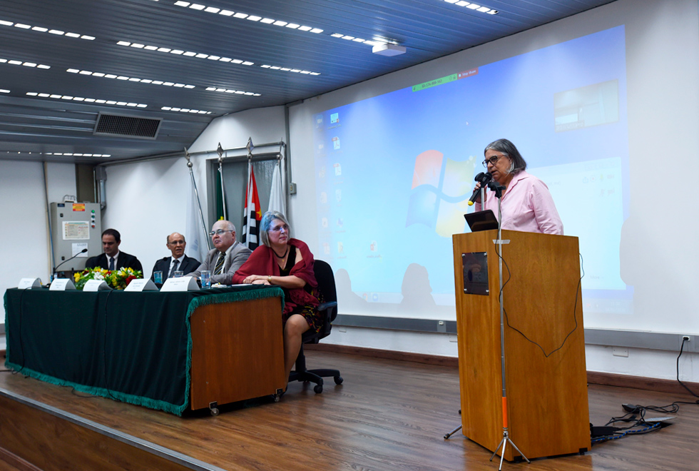 Reitora em exercício, professora Teresa Atvars discursa na cerimônia de posse da presidência da SBPMat