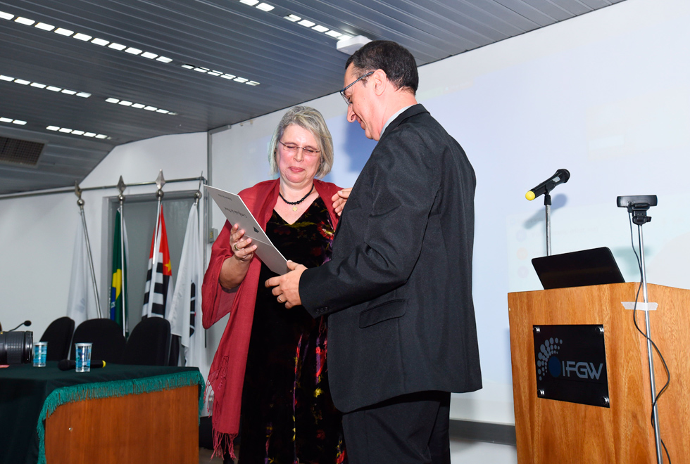 A nova presidente da SBPMat entrega certificado de posse à nova diretoria da entidade A nova presidente da SBPMat entrega certificado de posse à nova diretoria da entidade
