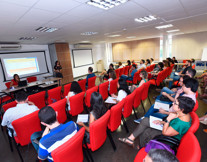Projeto prevê que veteranos ofereçam apoio aos calouros para facilitar adaptação à vida universitária Projeto prevê que veteranos ofereçam apoio aos calouros para facilitar adaptação à vida universitária