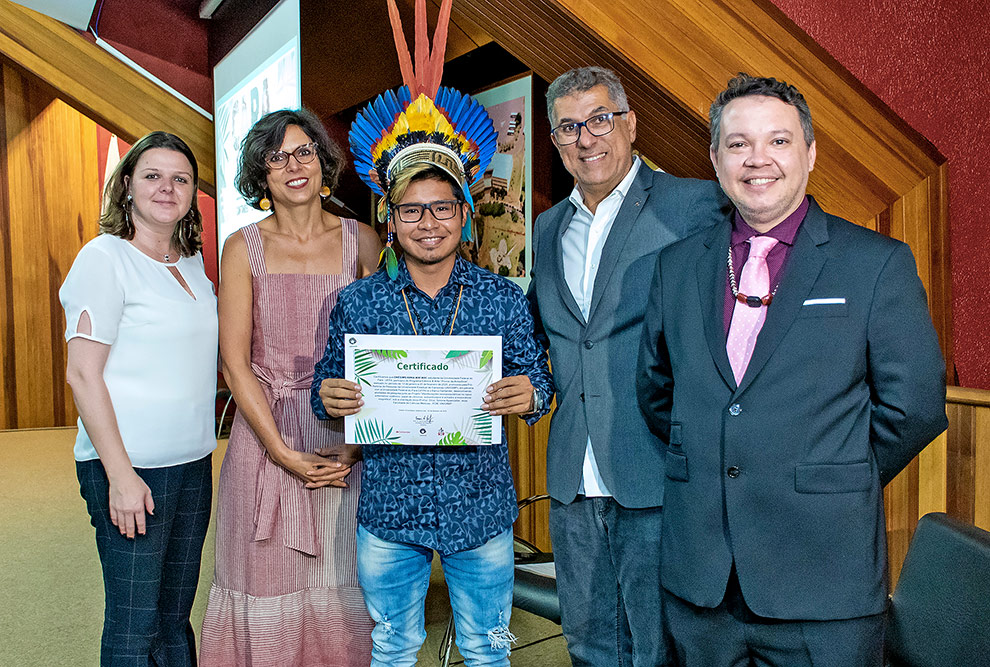 Entrega de certificados aos concluintes do CAPA 2020 foto mostra entrega de certificado ao aluno da universidade federal do pará que concluiu o programa