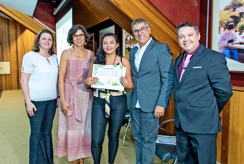 Entrega de certificados aos concluintes do CAPA 2020 foto mostra entrega de certificado ao aluno da universidade federal do pará que concluiu o programa