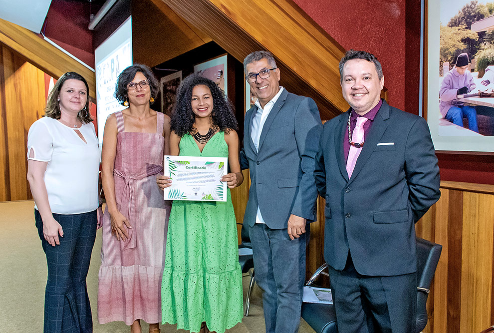Entrega de certificados aos concluintes do CAPA 2020 foto mostra entrega de certificado ao aluno da universidade federal do pará que concluiu o programa