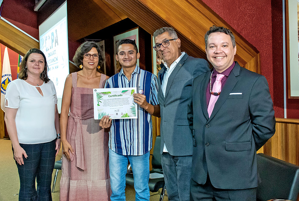 Entrega de certificados aos concluintes do CAPA 2020 foto mostra entrega de certificado ao aluno da universidade federal do pará que concluiu o programa