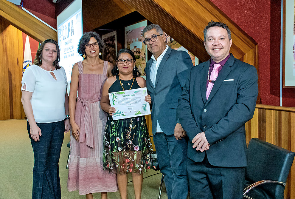 Entrega de certificados aos concluintes do CAPA 2020 foto mostra entrega de certificado ao aluno da universidade federal do pará que concluiu o programa