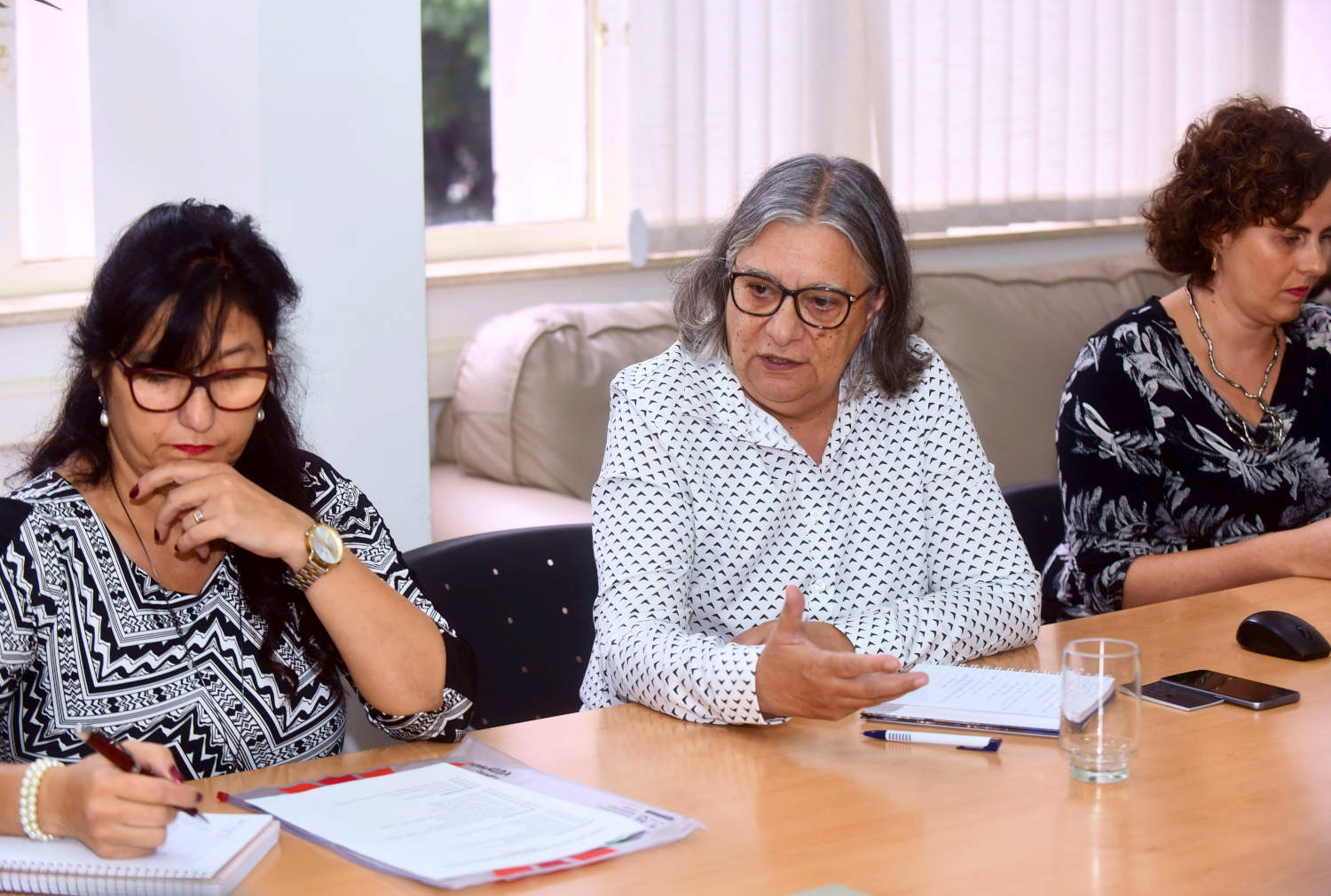 foto mostra sentadas à mesa: Maria antonia azevedo, professora da unesp, teresa atvars, coordenadora geral da unicamp, e ana maria carneiro, assessora de avaliação institucional da cgu