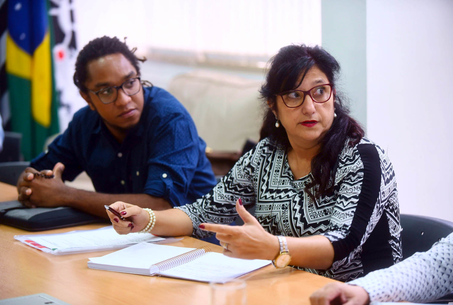 foto mostra sentados à mesa: maria antonia azevedo, professora da unesp, e huyrá de araújo, professor do instituto federal de são paulo, campus de piracicaba