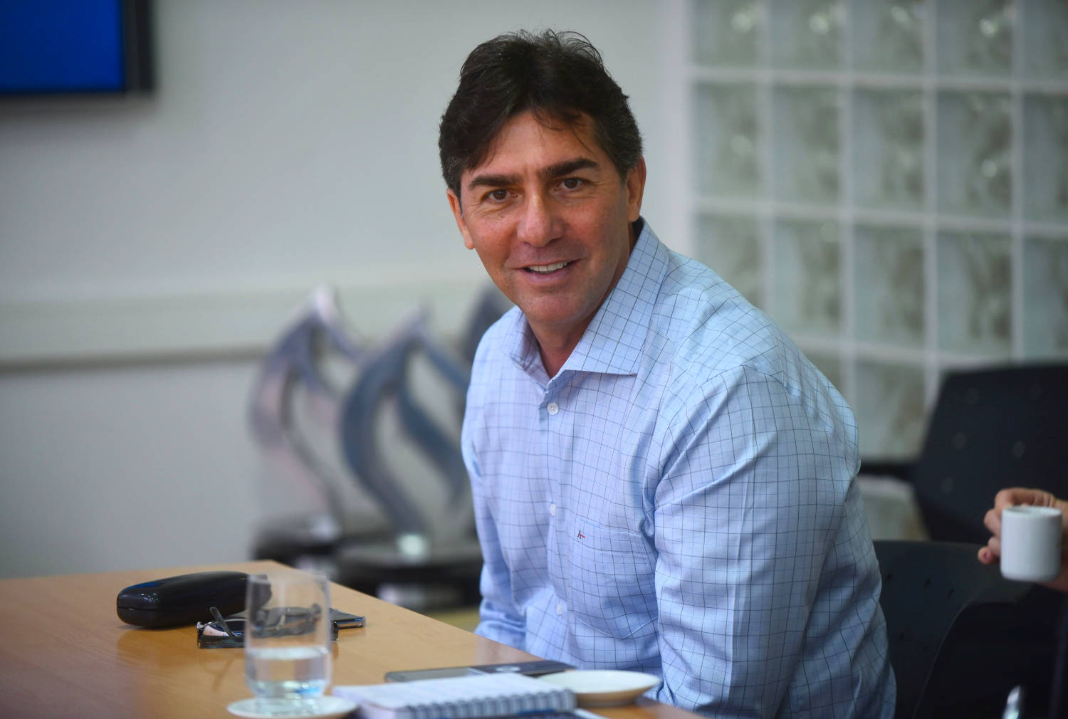 José Roberto Ribeiro (Cotil) foto mostra José Roberto Ribeiro, diretor do colégio técnico de limeira. Ele veste camisa azul e sorri para a foto
