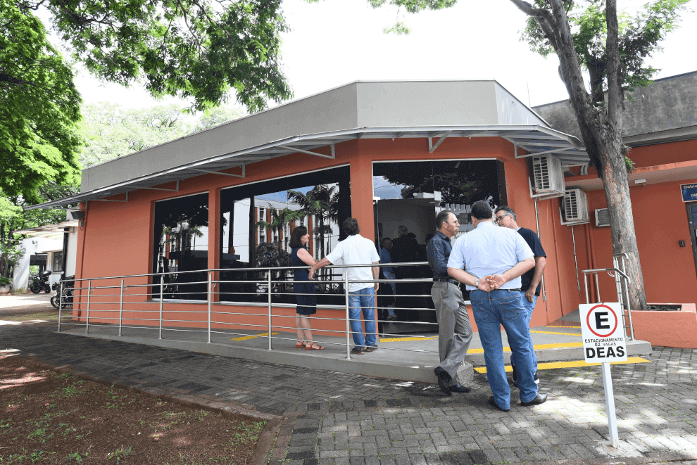 A Diretoria Executiva da Área da Saúde está localizada agora no prédio Reitoria VI Audiodescrição: fotografia colorida mostra prédio da diretoria executiva, na cor laranja.