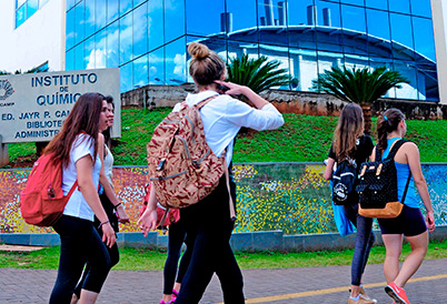 IQ renova certificação internacional concedida pela Royal Society of Chemistry audiodescrição: fotografia colorida mostra prédio do instituto de química. estudantes estão caminhando em frente ao prédio.