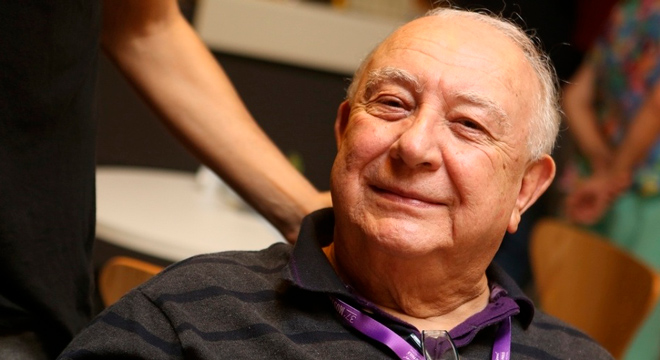 Sérgio Mamberti abre a programação de 2020 do ciclo “A Crise Brasileira” com uma conferência sobre “A Crise da Cultura” Audescrição: Ator Sérgio Mamberti sorri para as câmeras