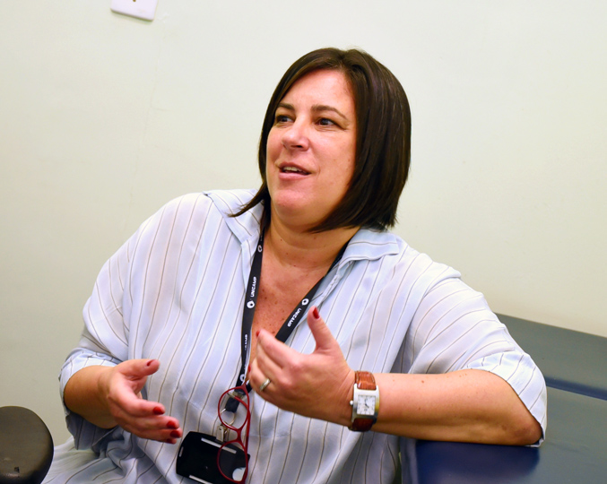 Chefe do Departamento de Psicologia Médica e Psiquiatria (DPMP) da Faculdade de Ciências Médicas (FCM) da Unicamp, Renata Cruz Soares de Azevedo audiodescrição: fotografia colorida da Chefe do Departamento de Psicologia Médica e Psiquiatria (DPMP) da Faculdade de Ciências Médicas (FCM) da Unicamp, Renata Cruz Soares de Azevedo