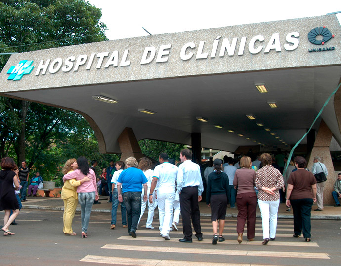 Fachada do Hospital de Clínicas da Unicamp com movimentação de pessoas