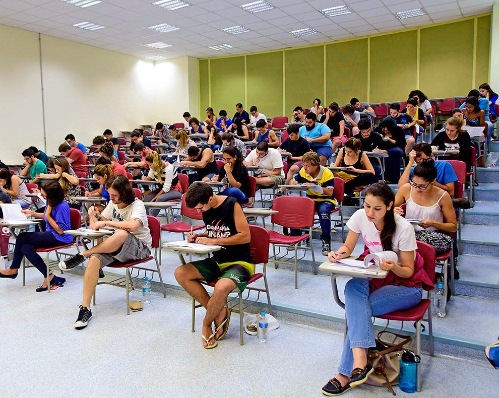 Estudantes dispostos em uma das salas de aula realizando provas do Vestibular