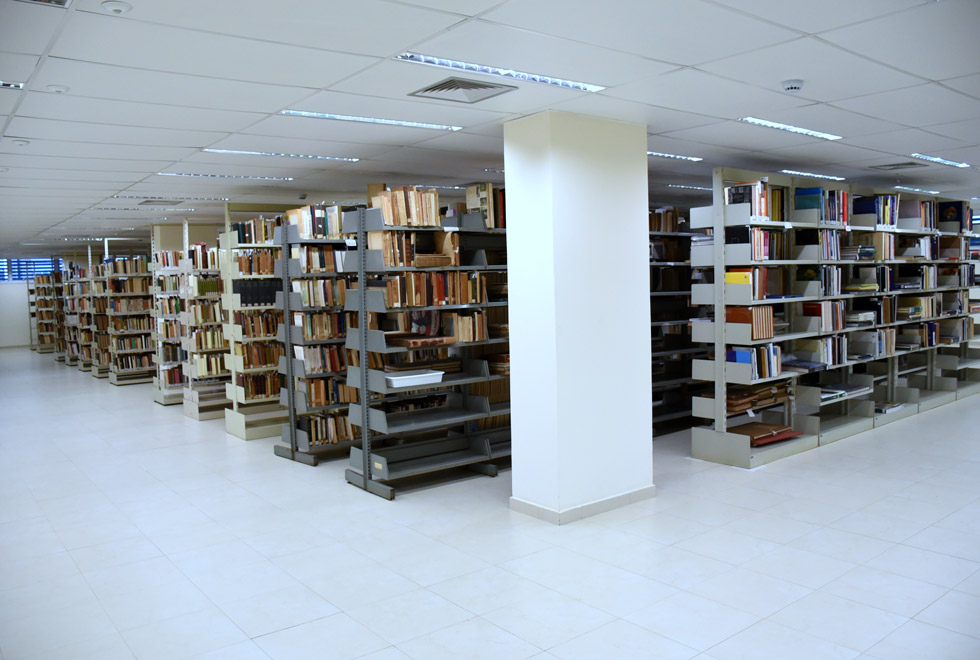 foto mostra espaço com estantes de livros 