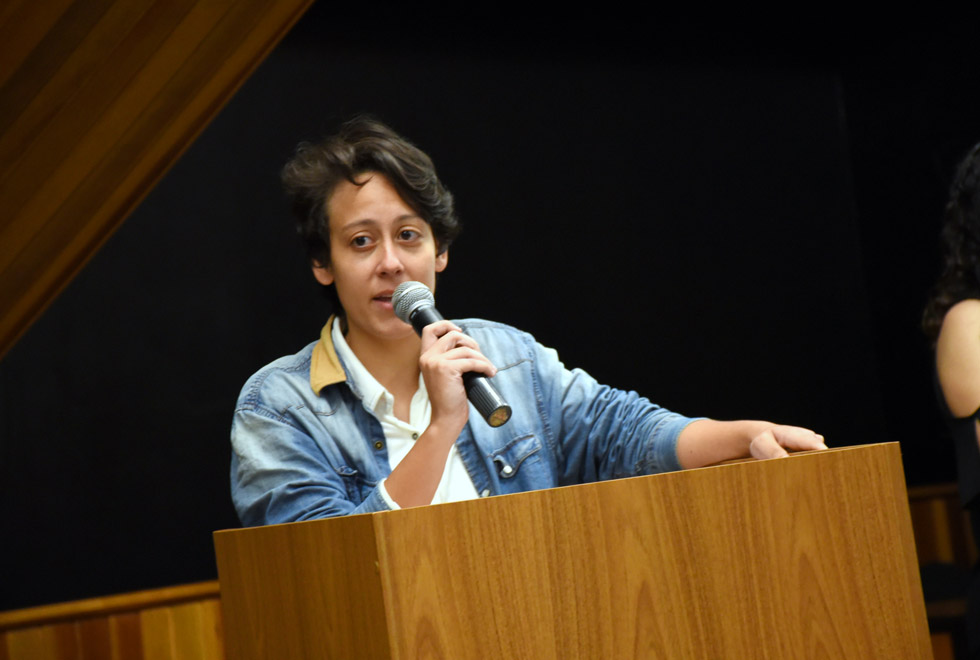 Representando a Liga das Atléticas, Rafaela Malafaia apresentou a entidades estudantis foto mostra a aluna Rafaela Malafaia com o microfone nas mãos falando