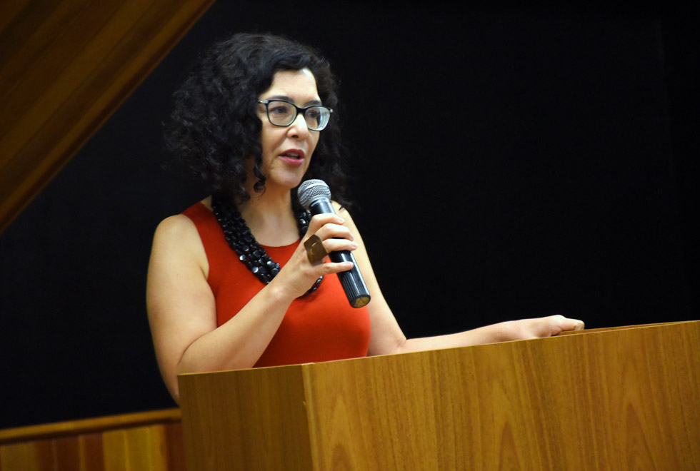 Néri de Barros Almeida, diretora executiva de Direitos Humanos foto mostra a professora Néri de Barros Almeida com o microfone nas mãos falando