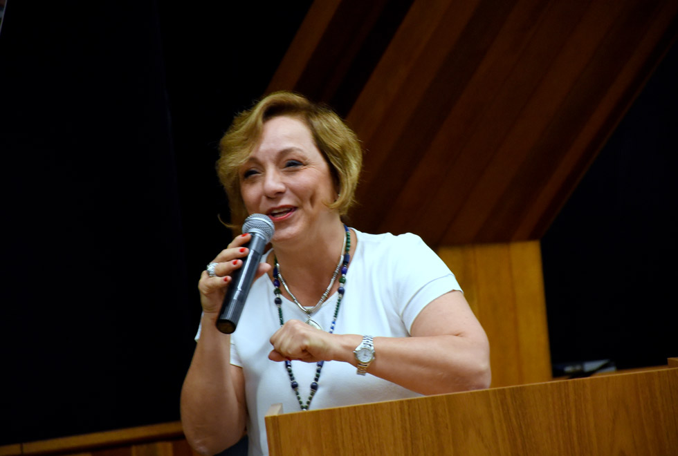 Eliana Amaral, pró-reitora de graduação da Unicamp foto mostra a professora Eliana Amaral com o microfone nas mãos falando