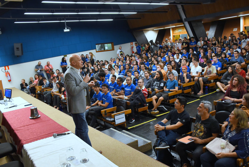 foto mostra leandro karnal no palco com a plateia cheia