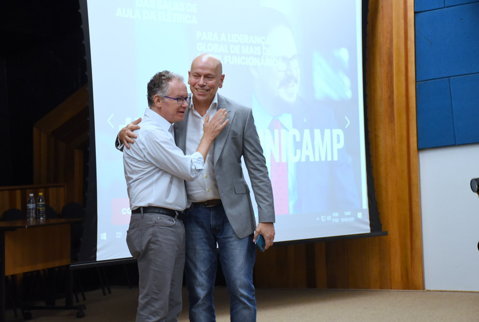 Abertura contou com a palestra de Leandro Karnal foto mostra o reitor Marcelo Knobel e o professor leandro karnal em um abraço amistoso
